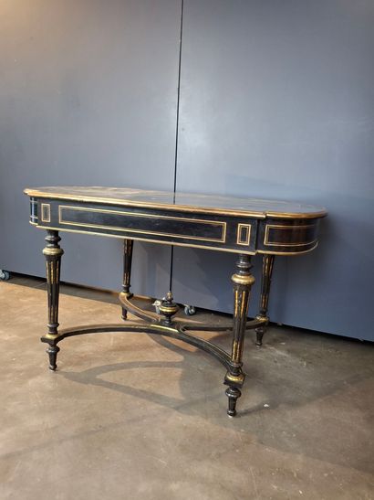 Table de milieu en bois noirci à décor de...