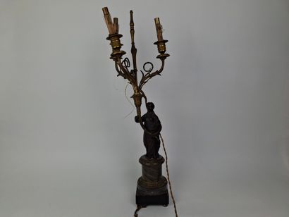 Candélabre en bronze à patine noire et dorée...