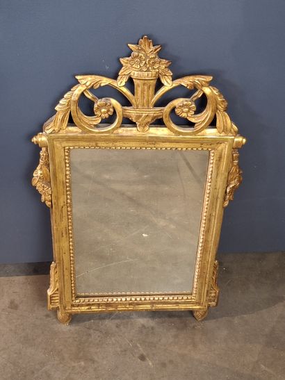 Miroir en bois et stuc doré à riche décor...