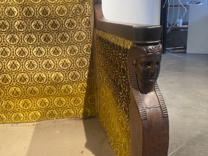 Bergère en acajou mouluré sculpté à dossier...