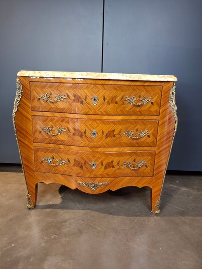 Commode en bois de placage et marqueterie...