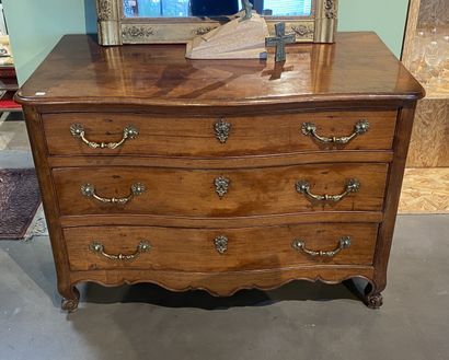 Commode en acajou à façade galbée. ouvre...