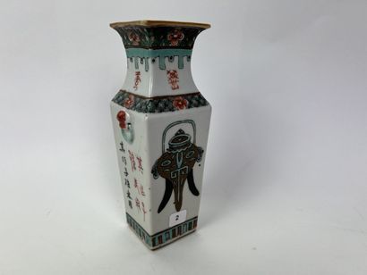 CHINE
Vase balustre à pans coupés en porcelaine...