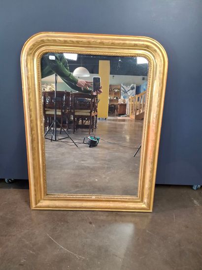 Miroir en bois et stuc doré à décor d'une...