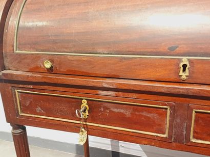 Bureau cylindre en acajou et placage d'acajou....