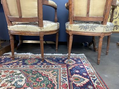 Paire de fauteuils en bois teinté mouluré...