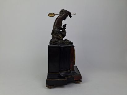 Pendule en bronze à patine noir figurant...