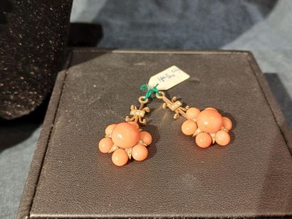 Parure en perles de corail composé d'un collier...