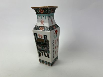 CHINE
Vase balustre à pans coupés en porcelaine...