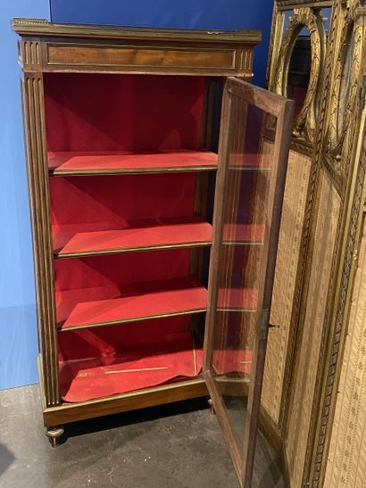 Vitrine en acajou ouvrant à une porte découvrant...