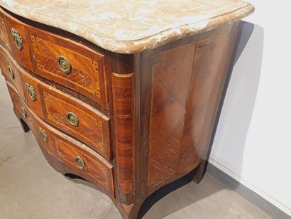 Commode en acajou et placage d'acajou ouvrant...