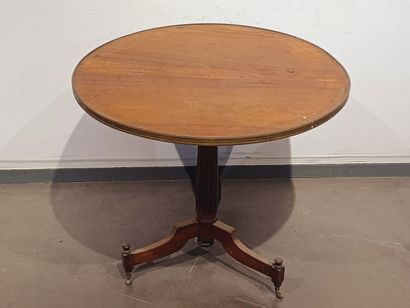 Table travailleuse en acajou et placage d'acajou....