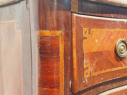 Commode en acajou et placage d'acajou ouvrant...