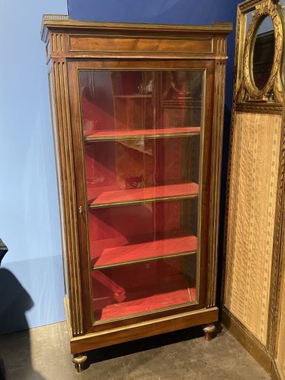 Vitrine en acajou ouvrant à une porte découvrant...