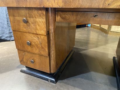 Bureau en placage de bois loupe à deux caissons...