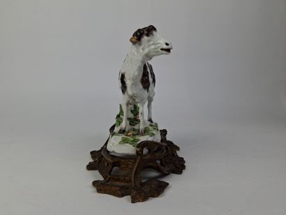 HOCHST, Allemagne, attribué à
Mouton
Porcelaine...