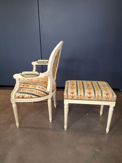 Fauteuil en bois laqué blanc à dossier médaillon....