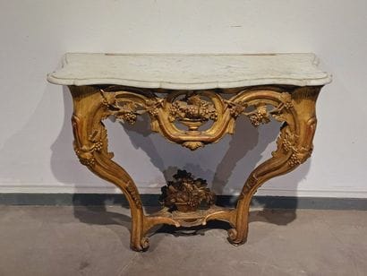 Console en bois doré mouluré sculpté à deux...