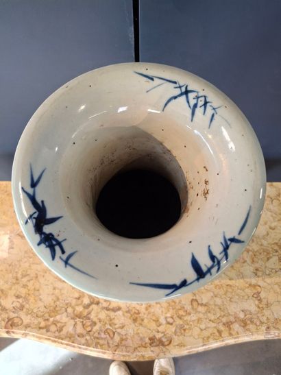CHINE
Important vase balustre en porcelaine...