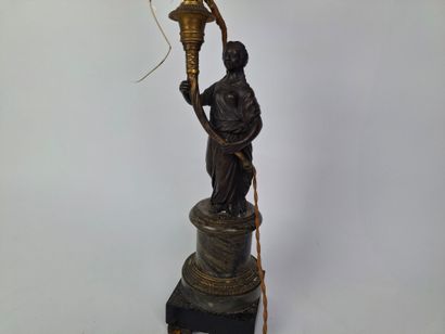 Candélabre en bronze à patine noire et dorée...