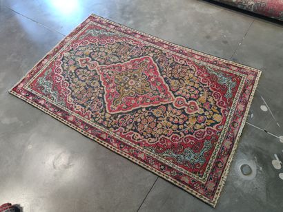 Tapis en laine nouée main à décor de fleurs...