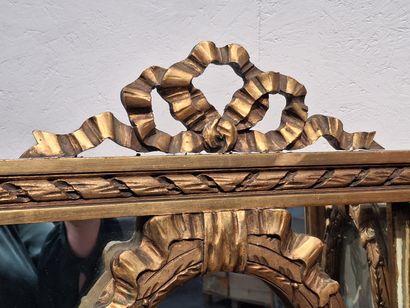 Paravent en bois doré mouluré sculpté à trois...