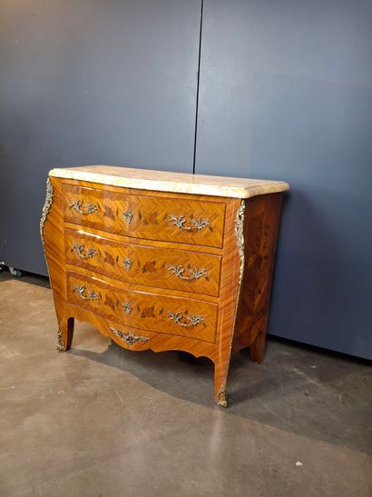 Commode en bois de placage et marqueterie...