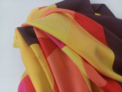 Louis FERAUD
Foulard en soie à décor géométrique...