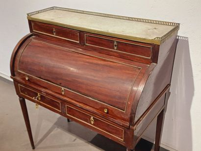 Bureau cylindre en acajou et placage d'acajou....