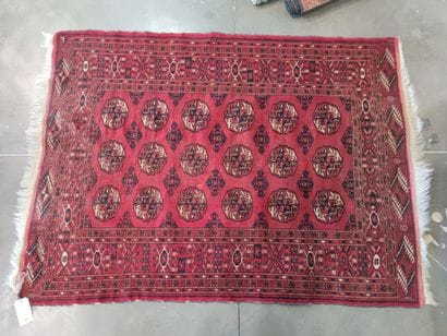 Tapis en laine nouée main à décor de motifs...