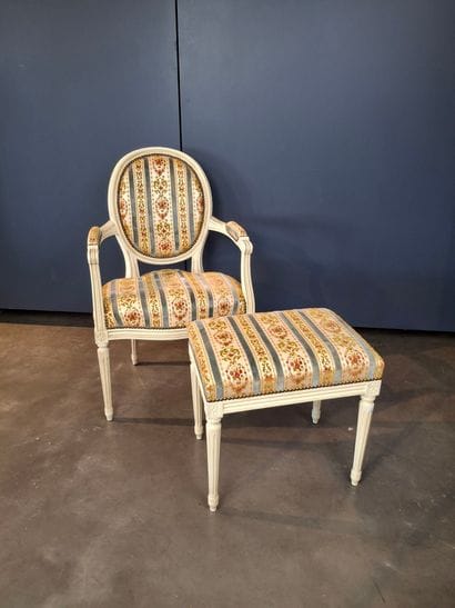 Fauteuil en bois laqué blanc à dossier médaillon....