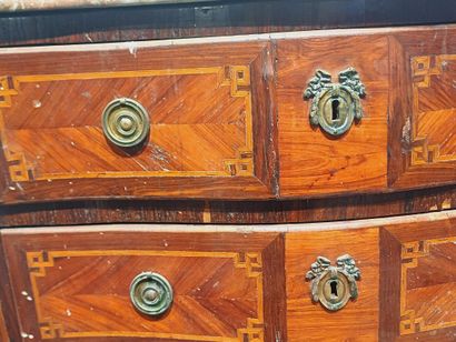 Commode en acajou et placage d'acajou ouvrant...