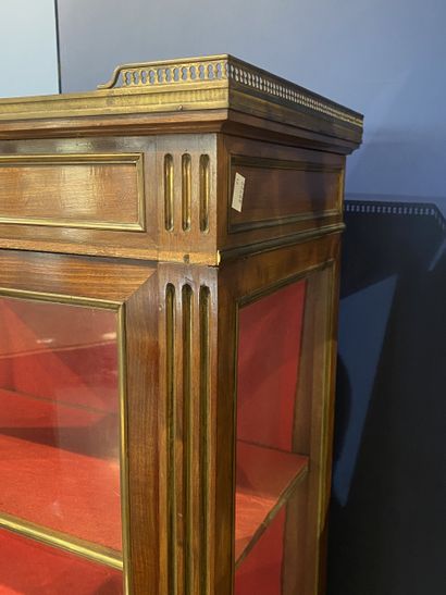 Vitrine en acajou ouvrant à une porte découvrant...