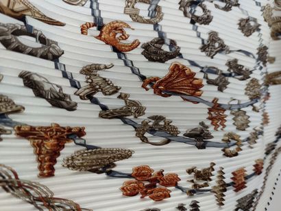 HERMES Paris
Carré plissé modèle 
