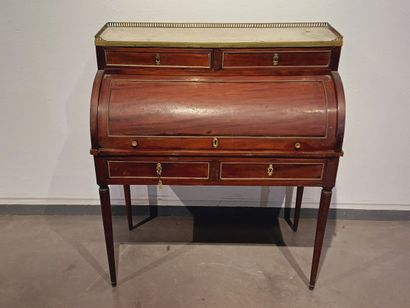 Bureau cylindre en acajou et placage d'acajou....