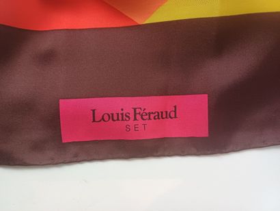Louis FERAUD
Foulard en soie à décor géométrique...