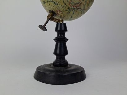 J. FOREST, Paris
Petit globe terrestre en...