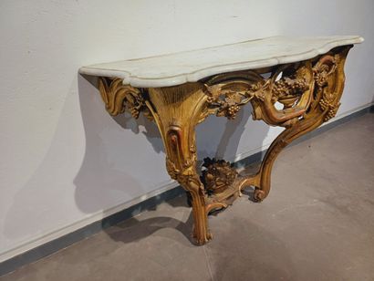 Console en bois doré mouluré sculpté à deux...