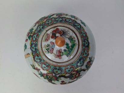 CHINE 
Pot à gingembre en porcelaine à décor...