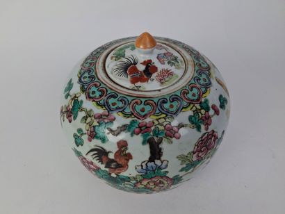 CHINE 
Pot à gingembre en porcelaine à décor...