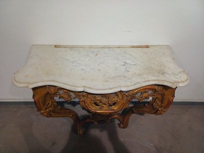 Console en bois doré mouluré sculpté à deux...