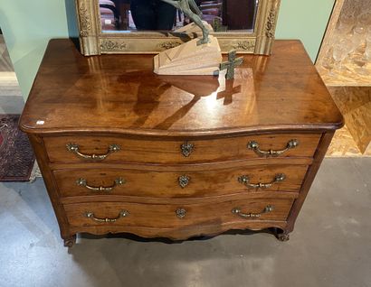 Commode en acajou à façade galbée. ouvre...