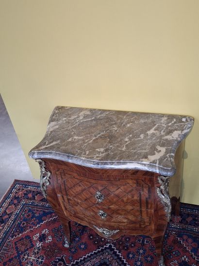 Petite commode sauteuse en bois de placage...