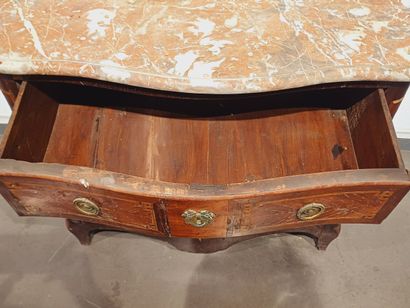 Commode en acajou et placage d'acajou ouvrant...