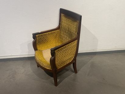 Bergère en acajou mouluré sculpté à dossier...