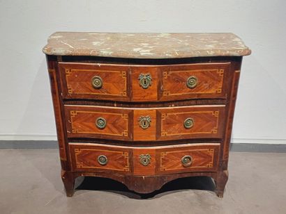 Commode en acajou et placage d'acajou ouvrant...