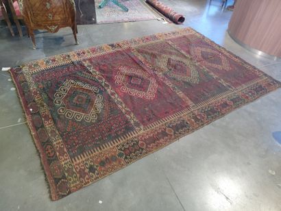 Important tapis Kilim en laine à décor de...