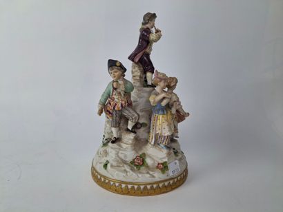 ALLEMAGNE
Groupe tournant en porcelaine polychrome...