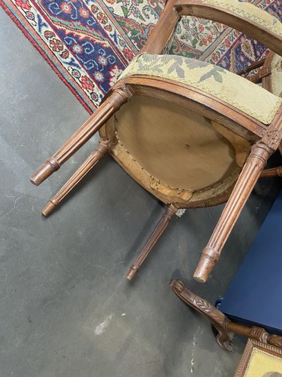 Paire de fauteuils en bois teinté mouluré...