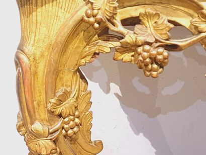 Console en bois doré mouluré sculpté à deux...